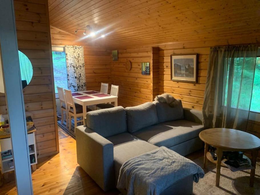 Rauhallinen mökki luonnon keskellä. photo 3