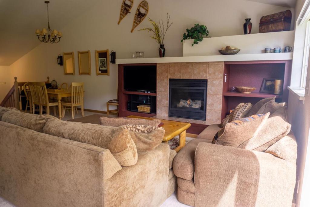 1037 Spacious Quail Run Townhome photo 1