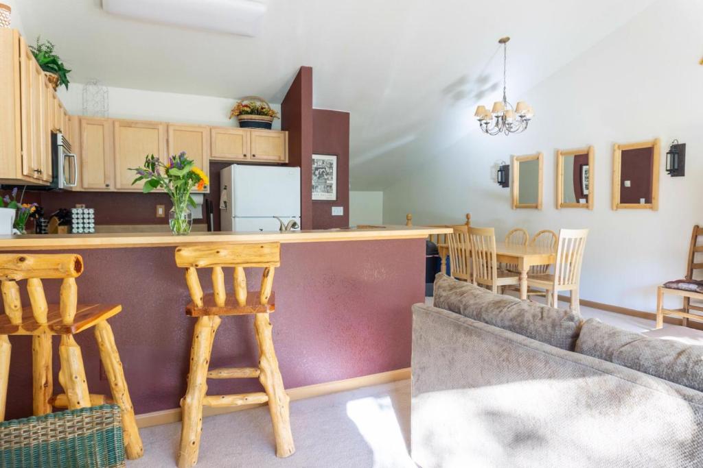 1037 Spacious Quail Run Townhome photo 2