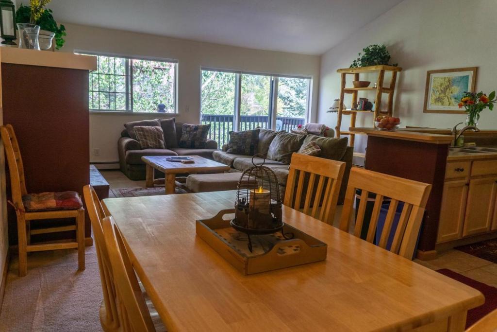1037 Spacious Quail Run Townhome photo 3