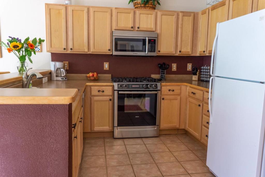 1037 Spacious Quail Run Townhome photo 4