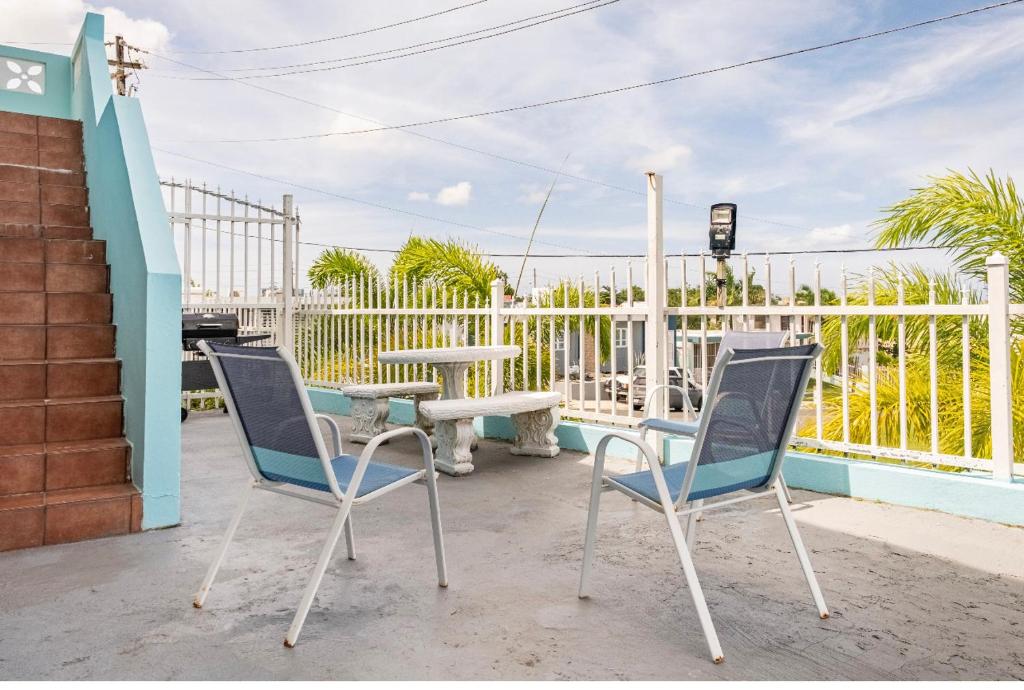 The Calle Retreat by the Airport & Beach photo 4