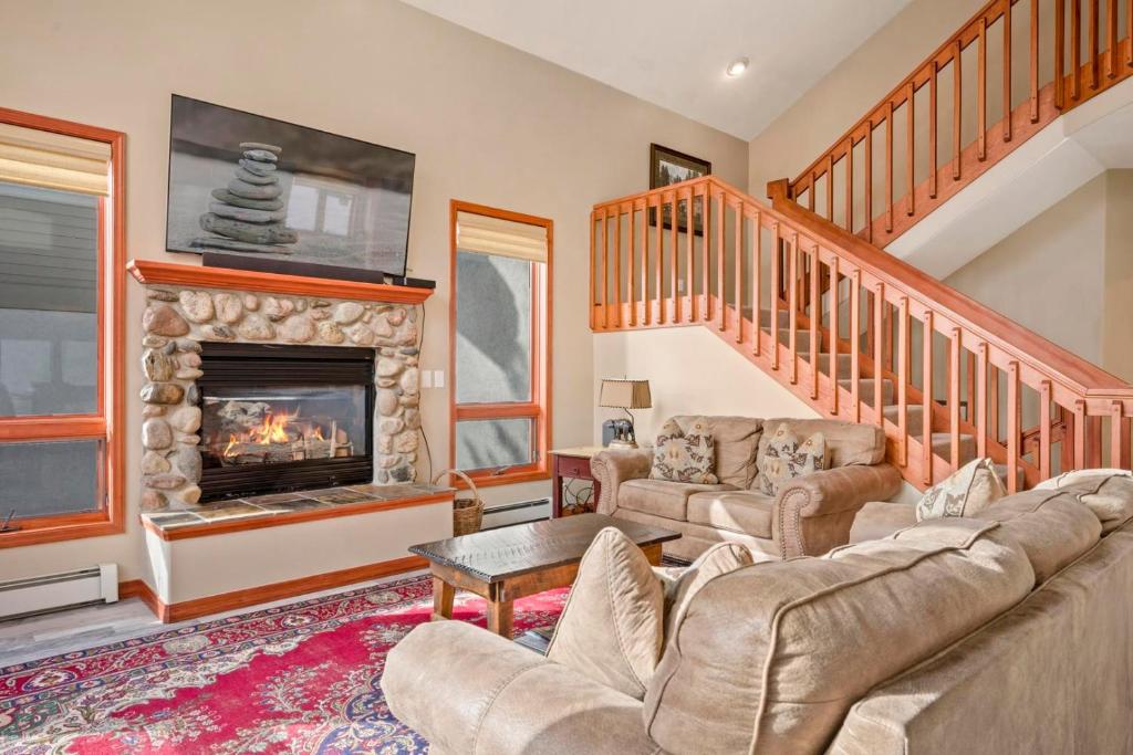 1052- Walk to Slopes Residential Home with private hot tub photo 1