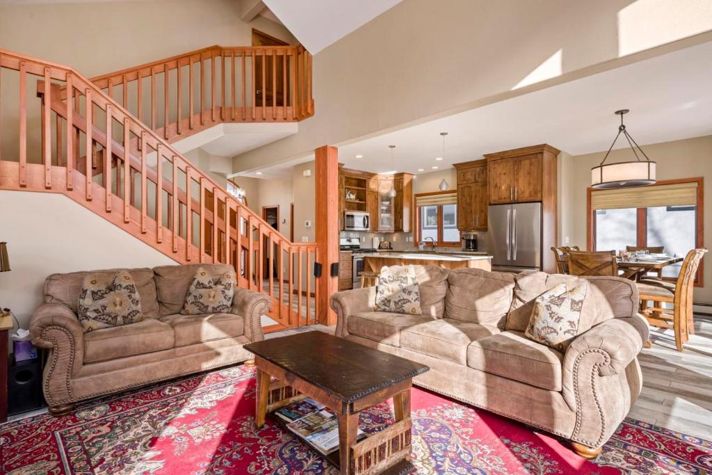 1052- Walk to Slopes Residential Home with private hot tub photo 2