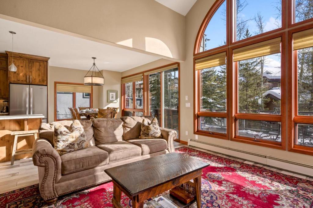 1052- Walk to Slopes Residential Home with private hot tub photo 3