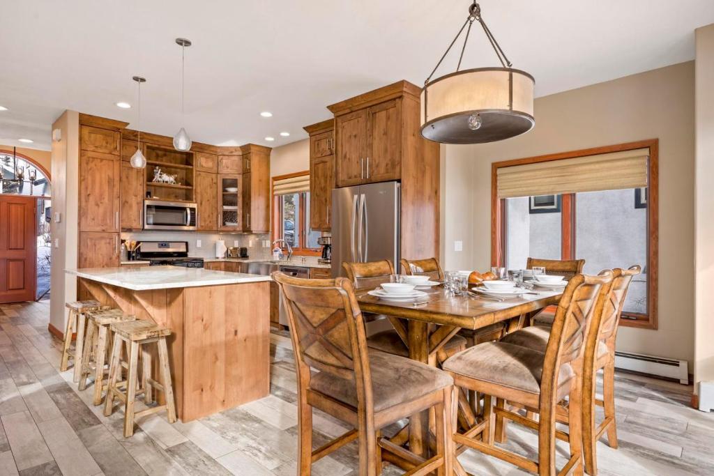 1052- Walk to Slopes Residential Home with private hot tub photo 4