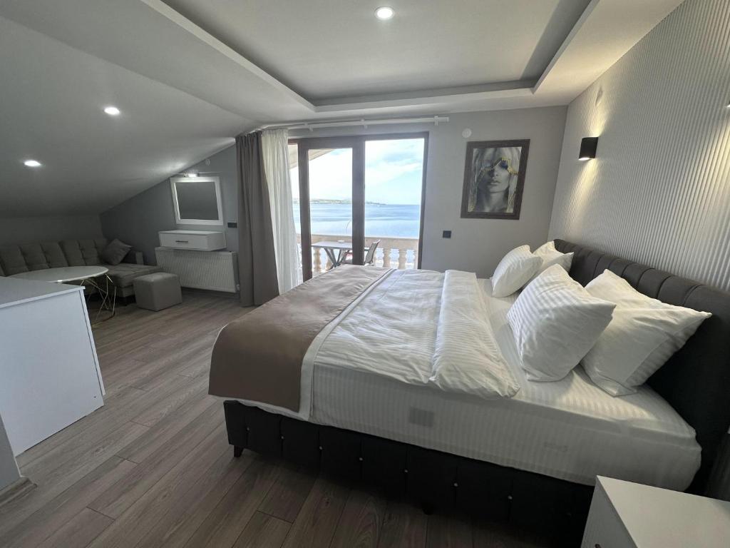 White Life Hotel & Cafe photo 1
