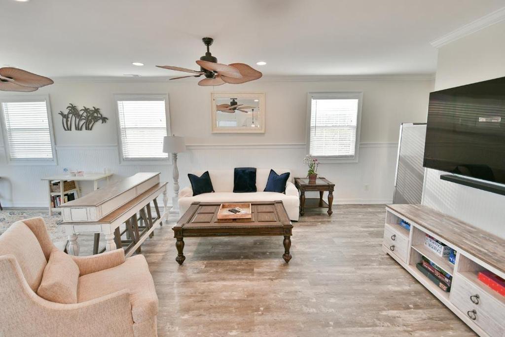 The Pink House Oasis Unwind and Relax in Litchfield By the Sea photo 1