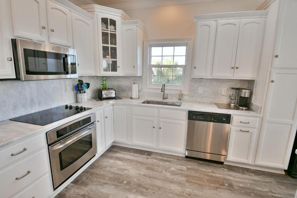The Pink House Oasis Unwind and Relax in Litchfield By the Sea photo 4
