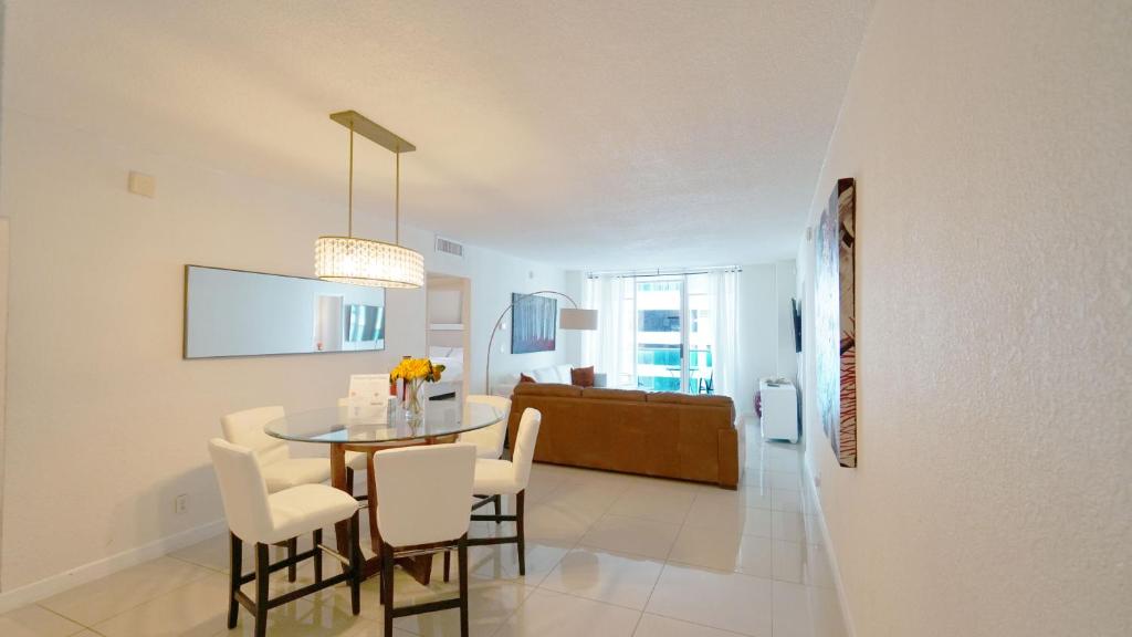 Hollywood Apartment by the Sea image