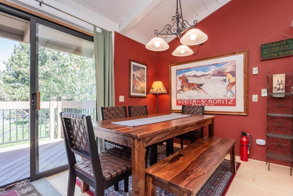 451 - Mountain Retreat w Pool Fireplace Tennis Courts More photo 3