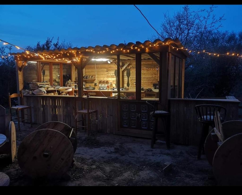 Mobilhomes vintage dans ecolieux en cours camping a la ferme photo 3