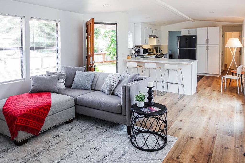 Modern Home Away From Home photo 1