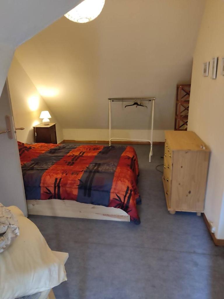 chambre chez l'habitant ,bleue, maison ancienne
