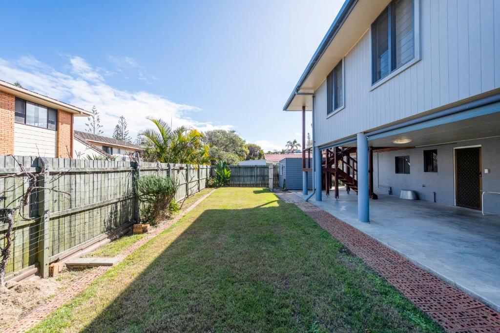 The Blue House On Pippi -LJHooker Yamba photo 3