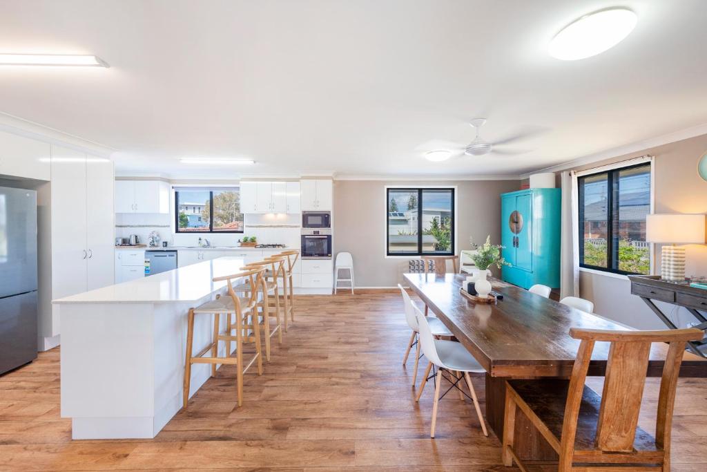 The Blue House On Pippi -LJHooker Yamba photo 2