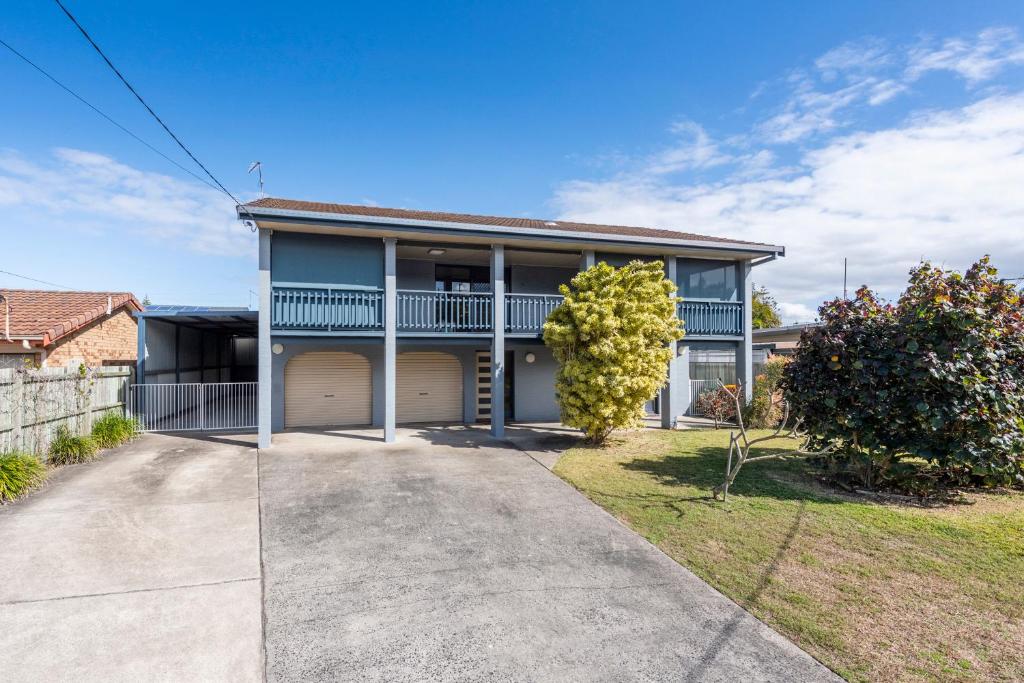 The Blue House On Pippi -LJHooker Yamba photo 1
