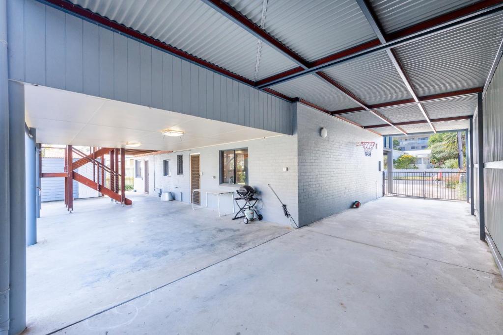 The Blue House On Pippi -LJHooker Yamba photo 4