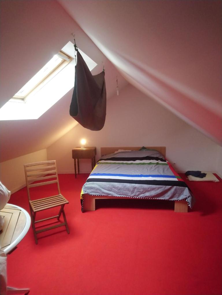 chambre chez l'habitant maison ancienne rouge
