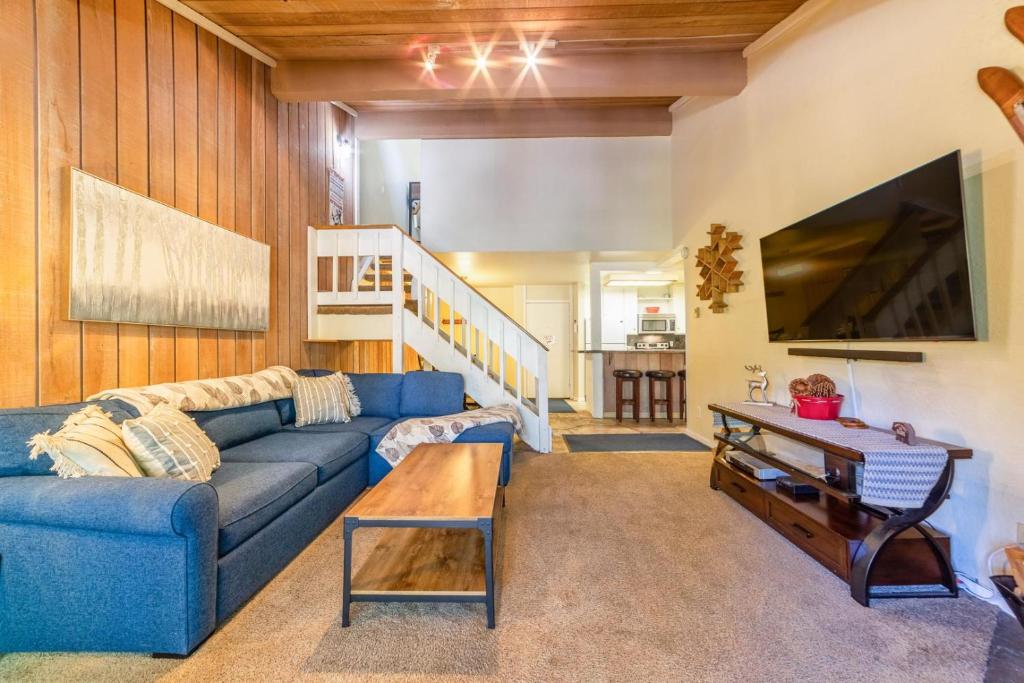 404 - Spacious Summit Condo Walk to Eagle Lodge
