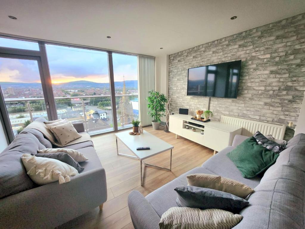 Stunning Penthouse with Balcony Sunset Views - Pass the Keys - Tap to explore photos
