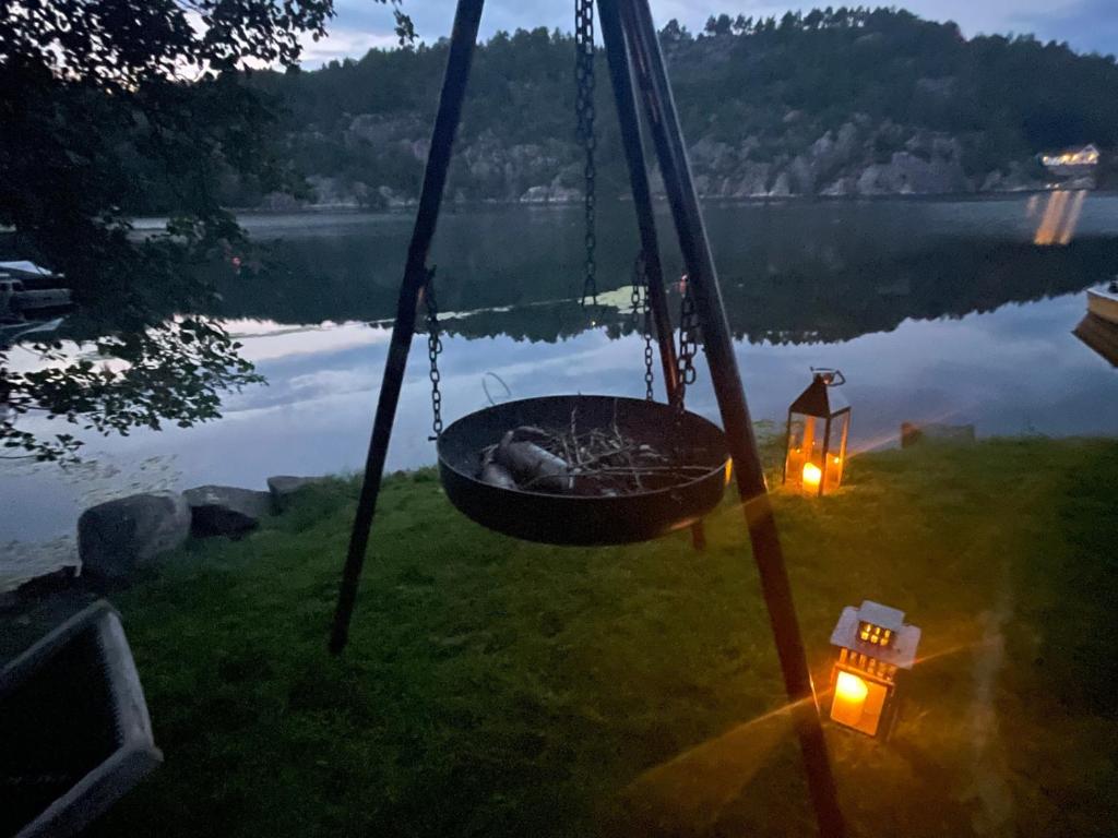 Solrik hytte med tilgang til brygge og stor hage photo 1