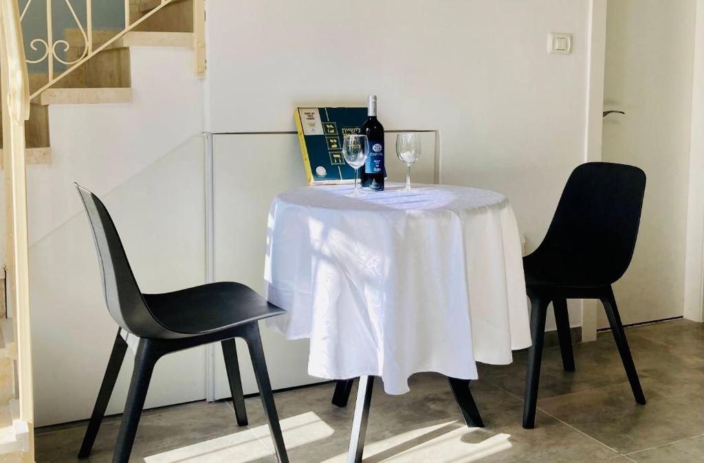 Lovely New Private Duplex in Prime City Center location photo 4