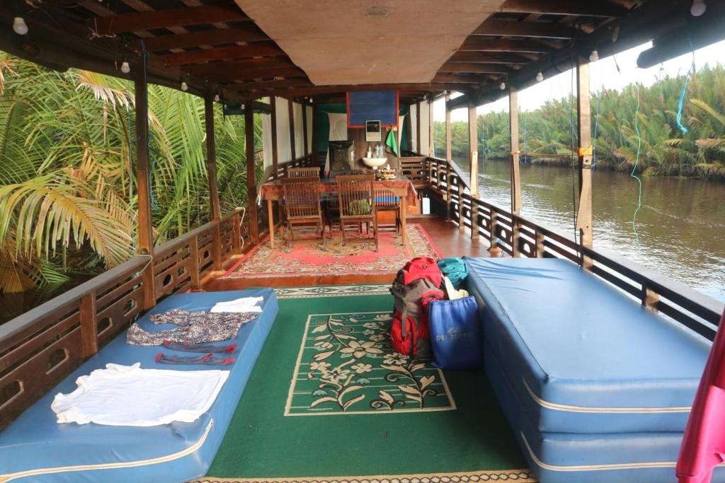 Orangutan Kelotok Houseboat for 6 person photo 2