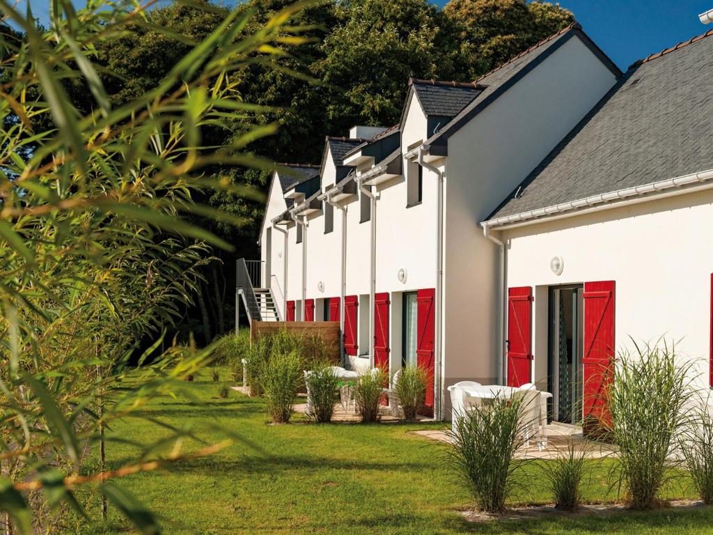 Pleasant Holiday Home in Quéven with Terrace