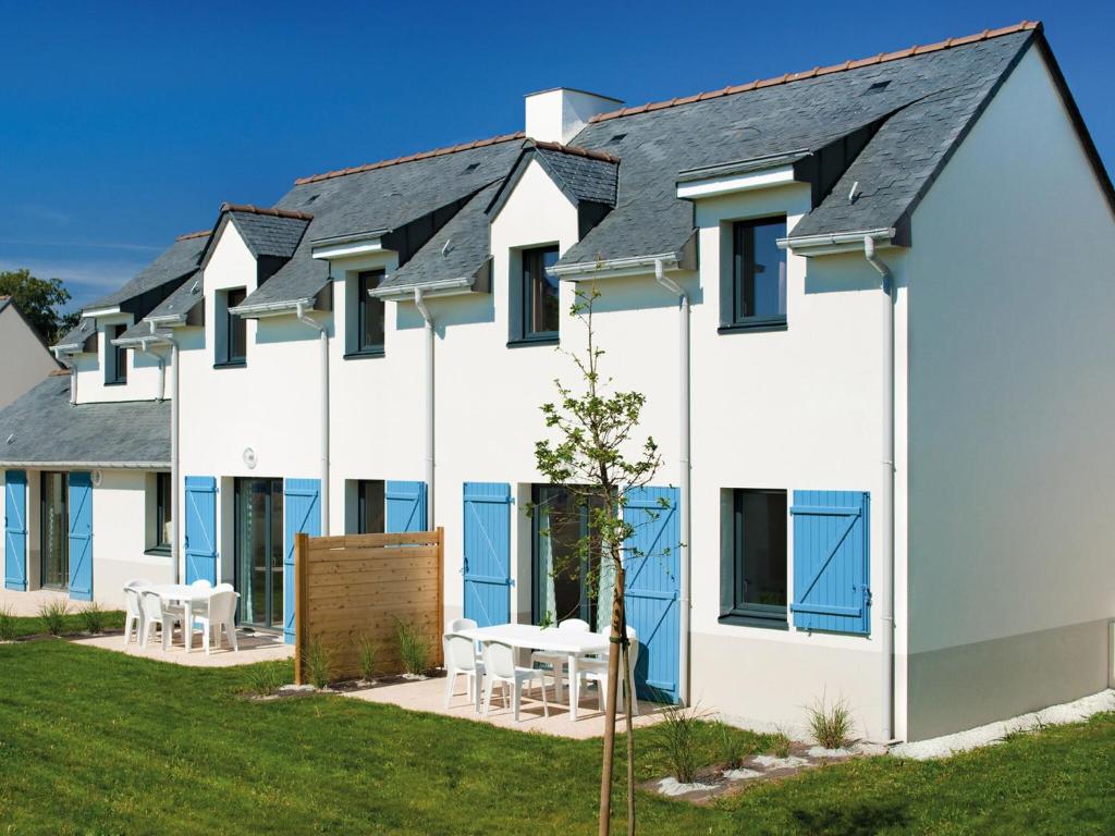 Pleasant Holiday Home in Quéven with Terrace photo 2
