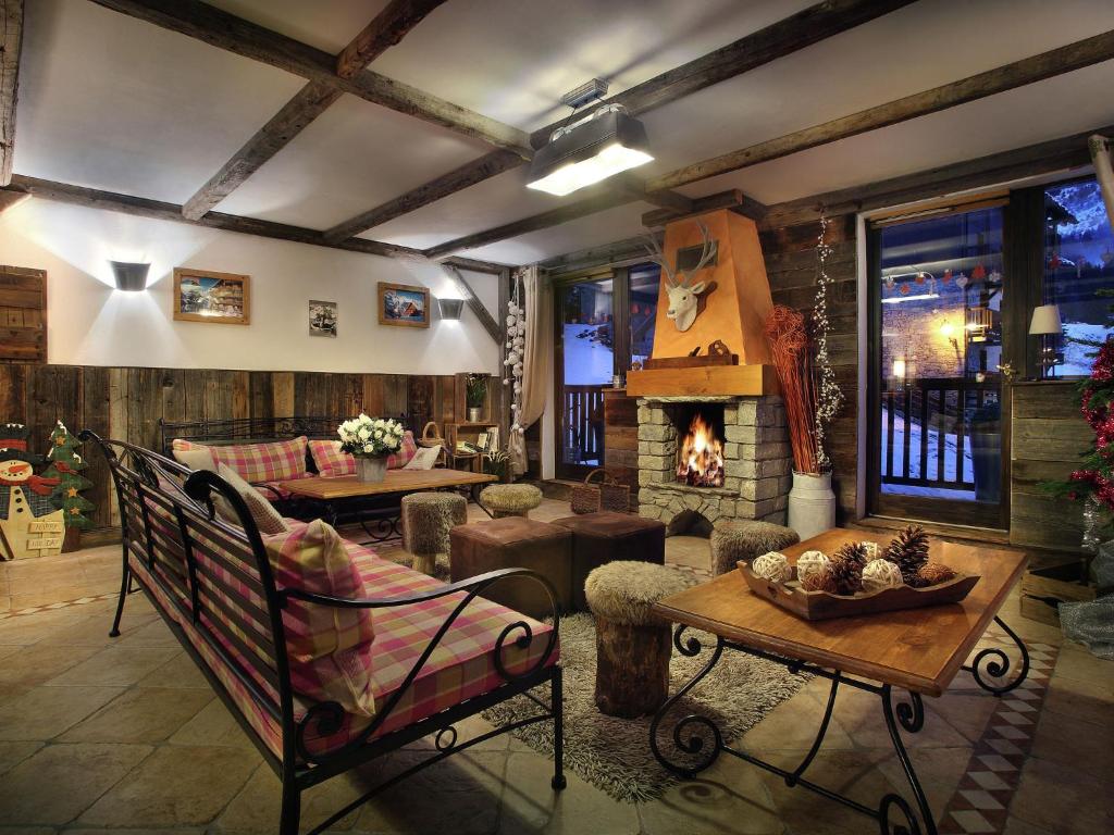 Apartment on the slopes in the big ski area Grandes Rousses