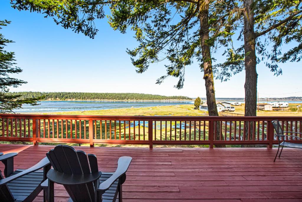 Marrowstone Island Beach Cabin photo 1