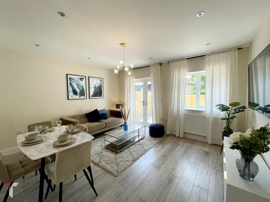 Newbuild, 3 Bedroom house with free parking