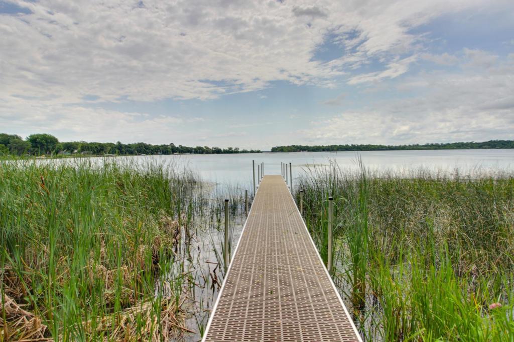 Lakefront Retreat in Alexandria with Kayaks and Dock photo 2