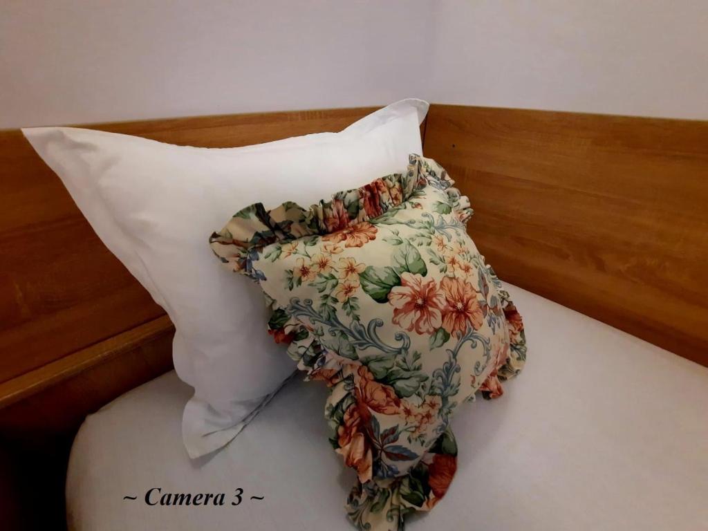 Bucharest Wheel View Room Type - Twin Room with Private Bathroom