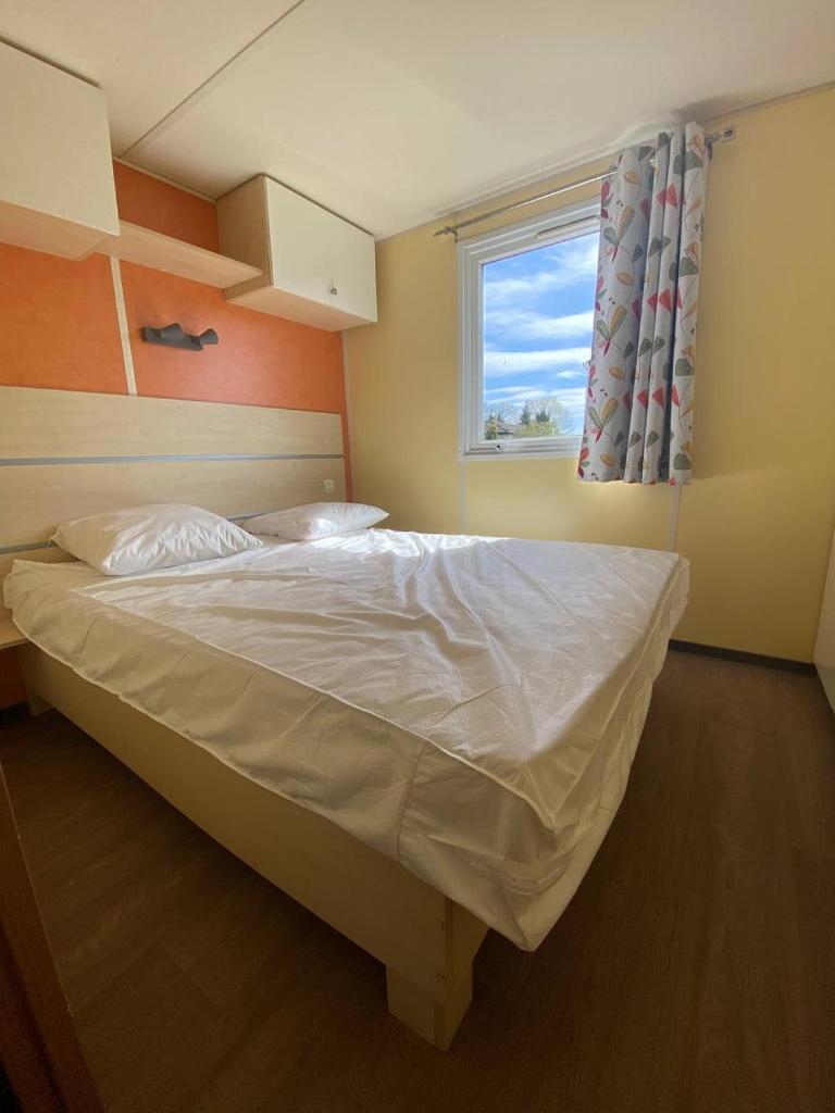 4 single beds chalet - no 78a photo 1