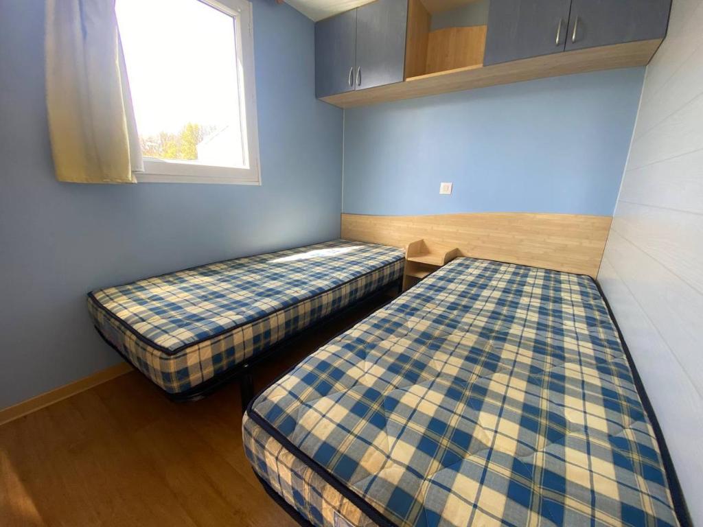 4 single beds chalet - no 78a photo 2