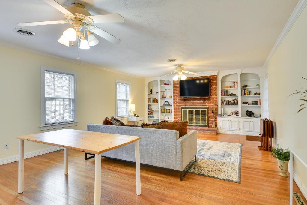Spacious Amarillo Home with Shared Pool! photo 3