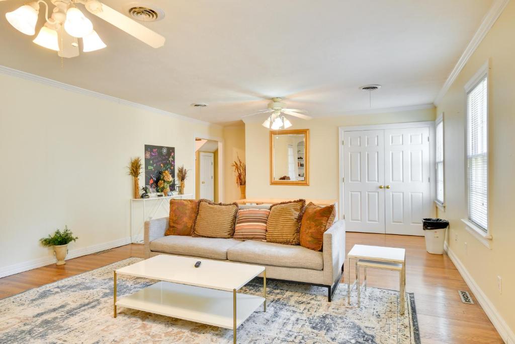 Spacious Amarillo Home with Shared Pool! photo 4