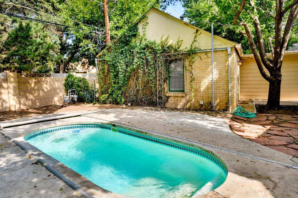 Spacious Amarillo Home with Shared Pool! photo 2