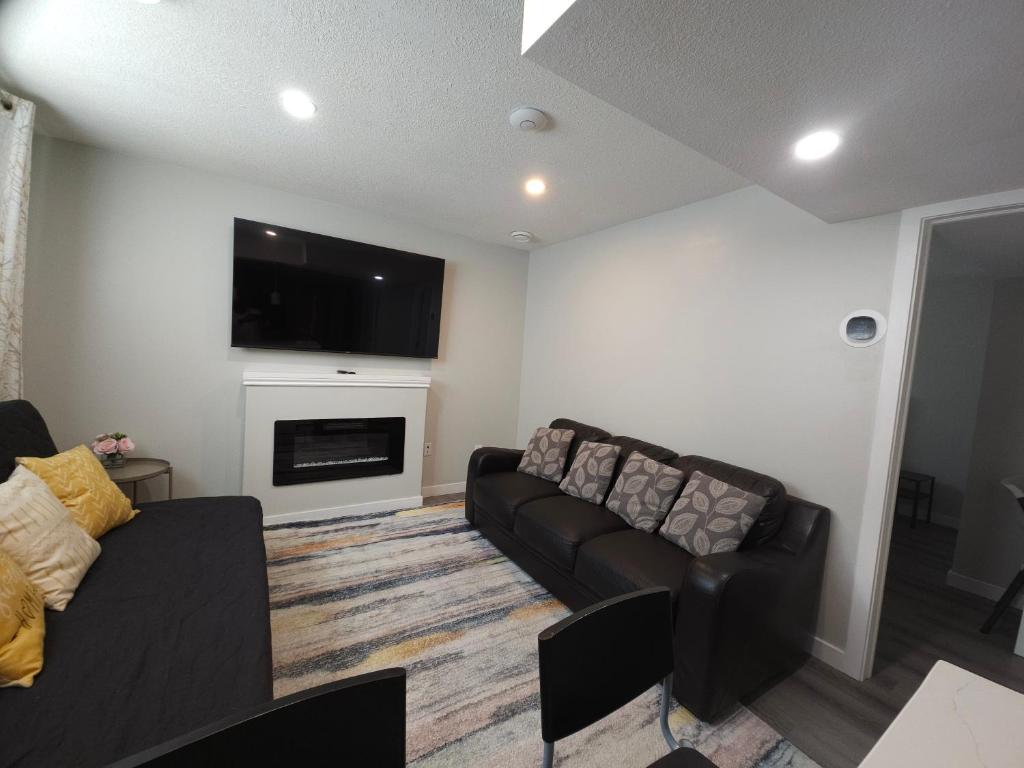 Cozy 2 Bedroom Suite, Queen Beds, Near the Airport photo 3