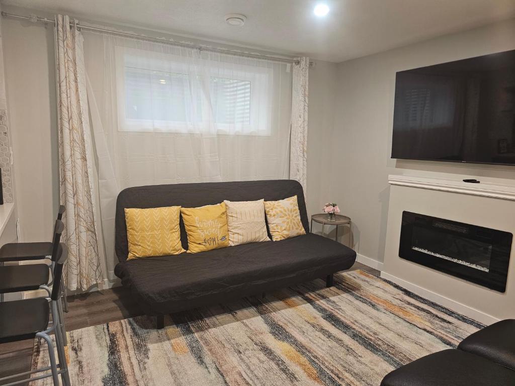 Cozy 2 Bedroom Suite, Queen Beds, Near the Airport photo 1