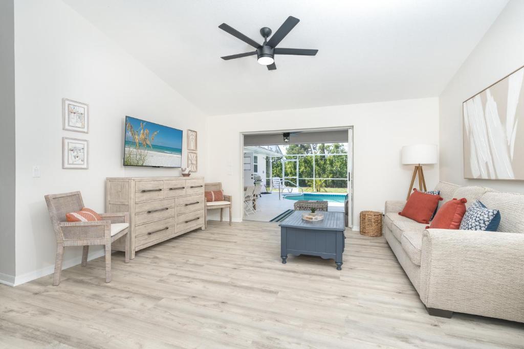 Beautiful Spacious Home! Close to Beaches - HEATED Private Pool photo 4