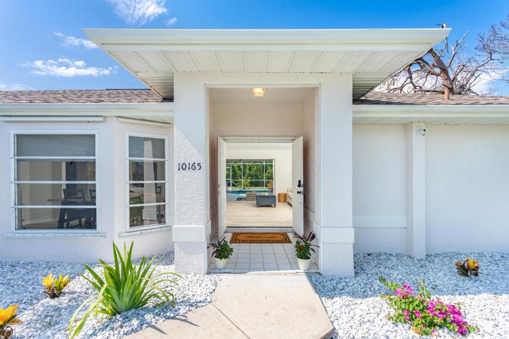 Beautiful Spacious Home! Close to Beaches - HEATED Private Pool photo 1