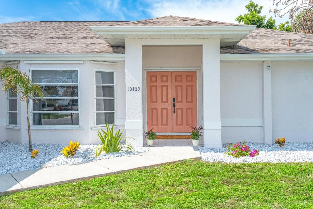 Beautiful Spacious Home! Close to Beaches - HEATED Private Pool photo 2