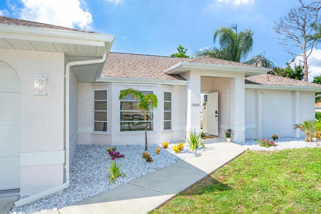 Beautiful Spacious Home! Close to Beaches - HEATED Private Pool photo 3