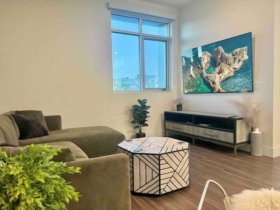 New Designer Corner Penthouse 2 Bedroom w/ 3 Beds photo 4