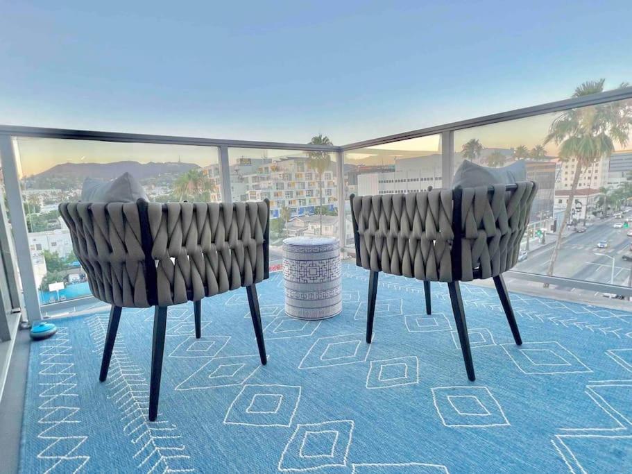 New Designer Corner Penthouse 2 Bedroom w/ 3 Beds photo 2