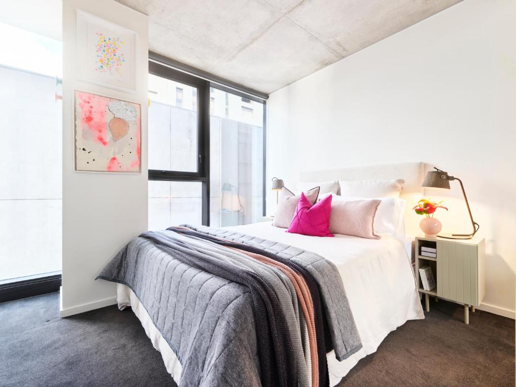 Furnished one bedroom Apartment St Kilda Road photo 3