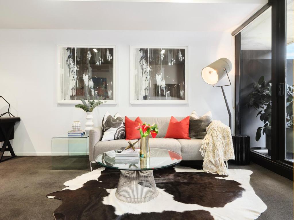 Furnished one bedroom Apartment St Kilda Road
